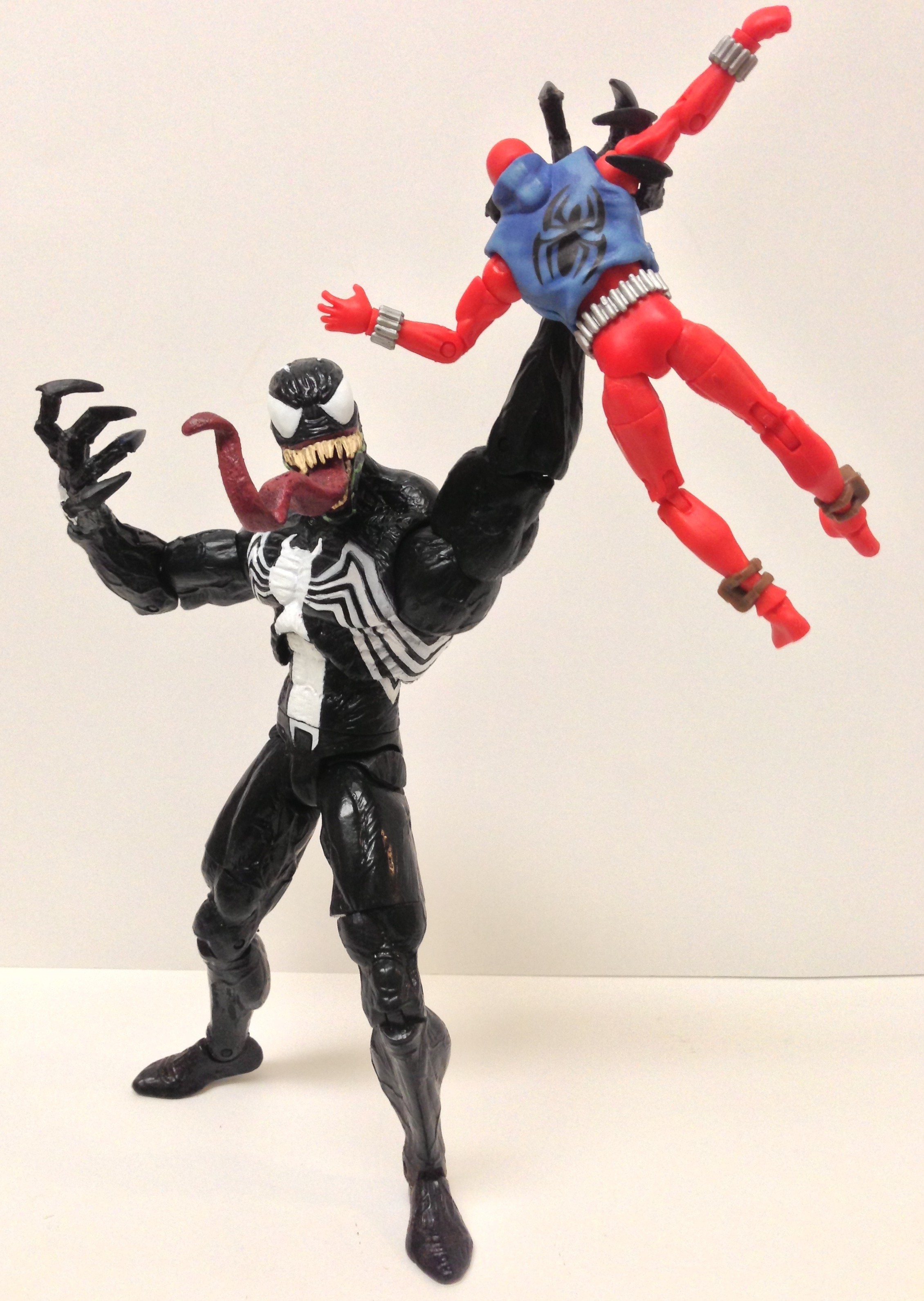 Diamond Select Toys Marvel Select Venom Action Figure