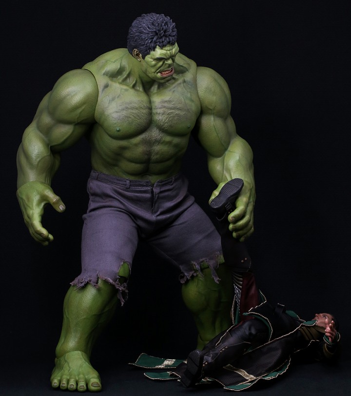 Hot Toys Hulk Grabs Loki By The Head to Smash Him