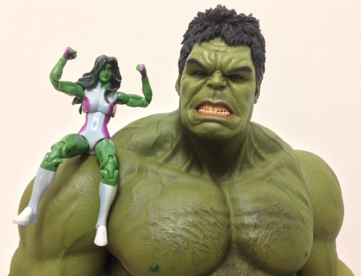 Hot Toys Hulk with Marvel Universe She-Hulk Figure on Shoulder