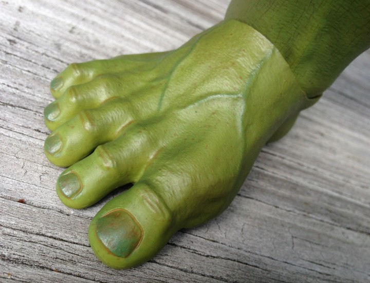 Close-Up of 1/6 Hulk Hot Toys Figure Foot and Toenails