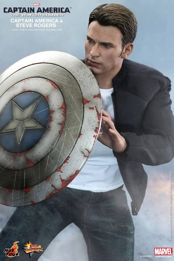 Steve Rogers Hot Toys Figure MMS 243 with Damaged Captain America Shield