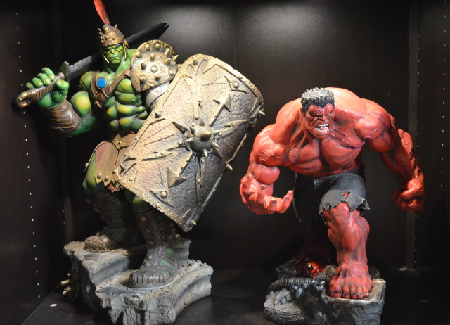 Sideshow Gladiator Hulk Premium Format Figure and Red Hulk Comparison Photo