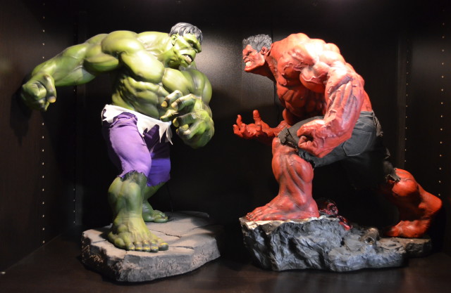 Sideshow Red Hulk Premium Format Statue vs. Green Hulk