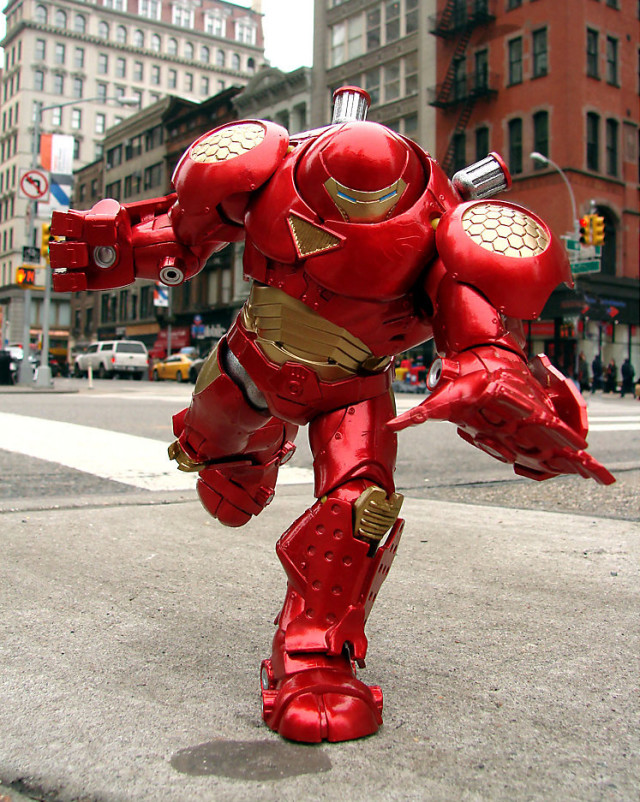 Diamond Select Toys Hulkbuster Iron Man Figure Running