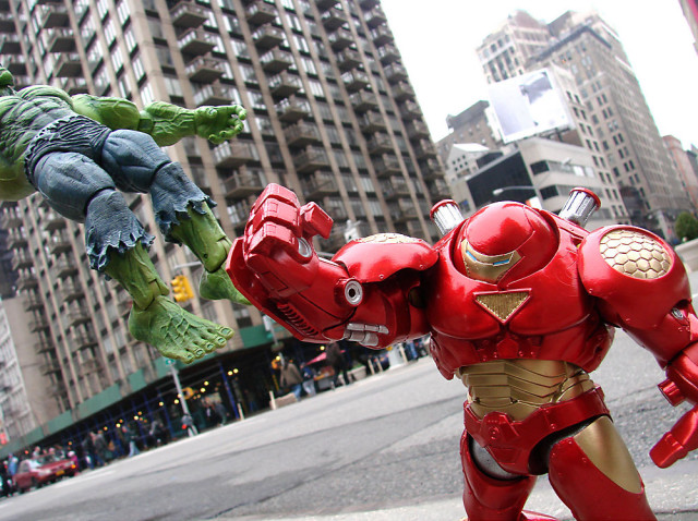 Diamond Select Toys Iron Man Hulkbuster Figure Punches Out Hulk