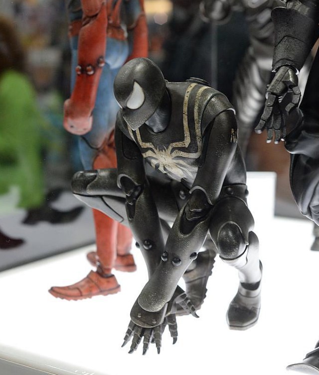 Comic Con 2015 3A Toys Black Costume Spiderman Figure Crouching