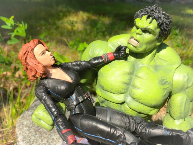 Marvel Select AOU Hulk Holding Black Widow