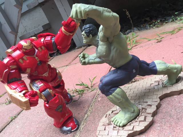 Marvel Legends Hulkbuster Iron Man vs. Koto Grey Hulk ARTFX Statue