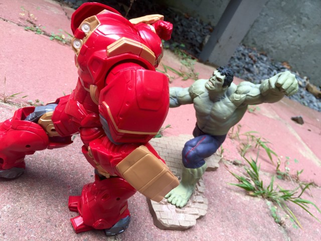 ARTFX+ Rampaging Hulk Fights Marvel Legends Hulkbuster BAF