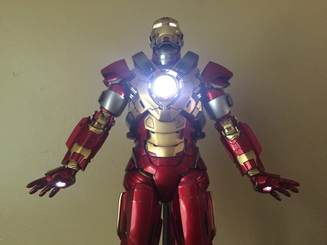 Heartbreaker Iron Man Hot Toys Light-Up Features