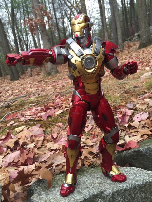 Heartbreaker Iron Man Mark 17 Hot Toys Action Figure Punching