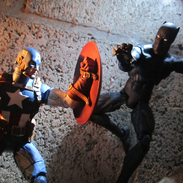 Exclusive Marvel Select Avenging Captain America vs. Black Panther Figure