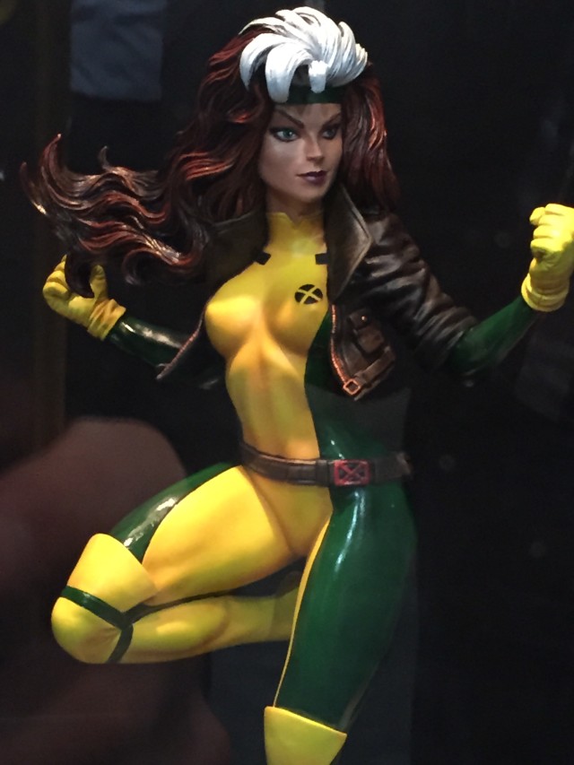 2016 Toy Fair Rogue Statue Diamond Select Toys