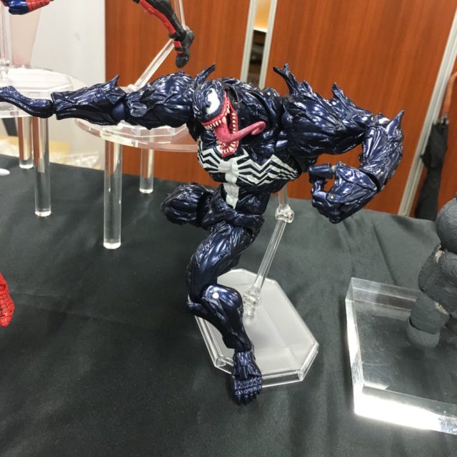 close-up-of-venom-revoltech-figure