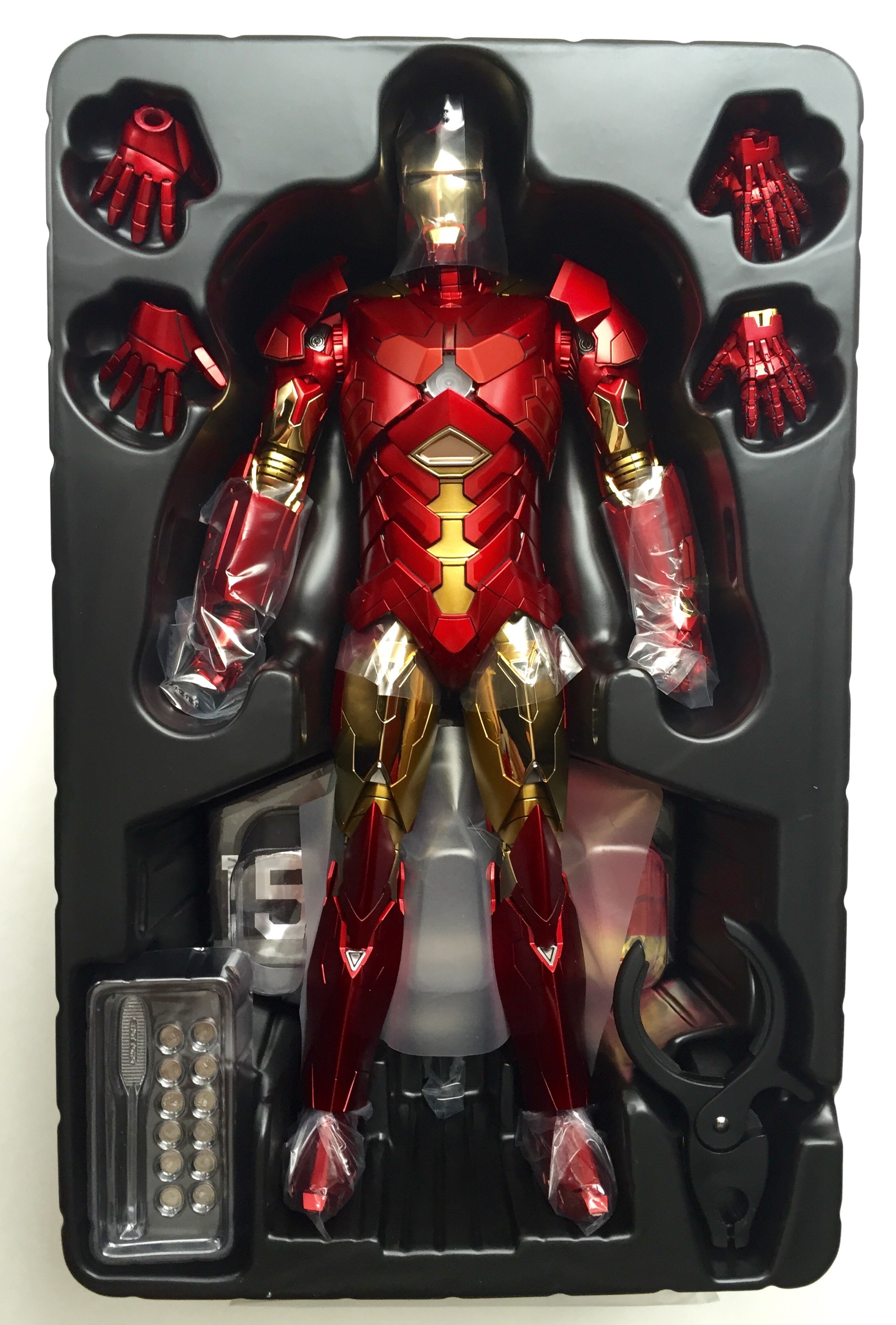 Hot Toys Sneaky Iron Man Retro Armor 
