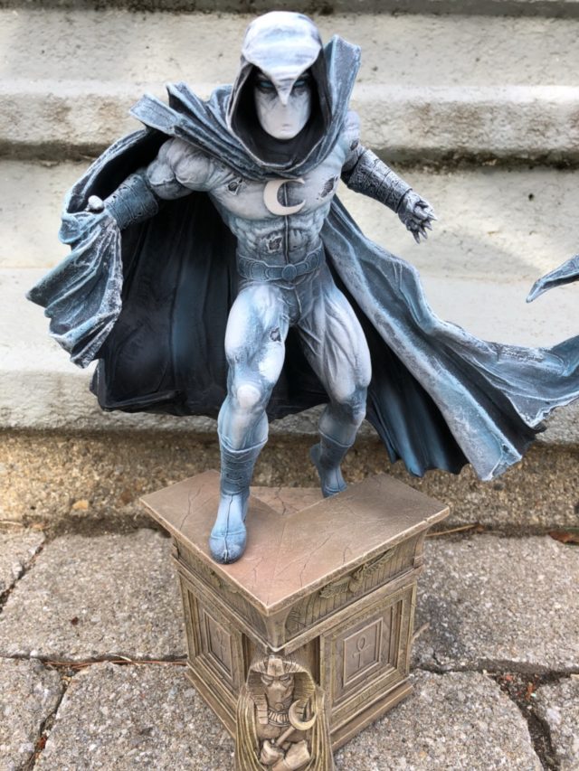 Moon Knight Statue on Egyptian Base Diamond Select Toys