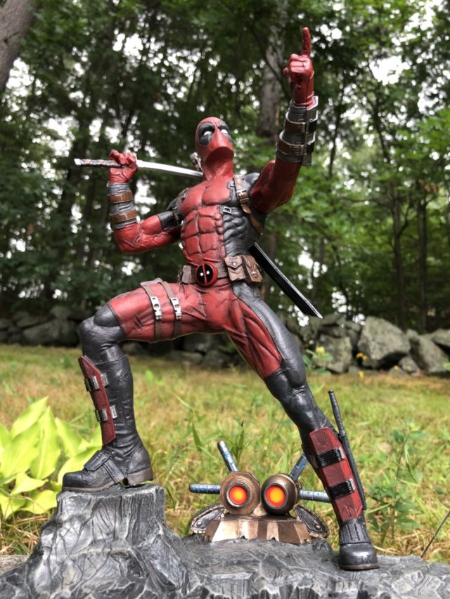 Premier Collection Deadpool Diamond Select Toys Statue Pointing Upwards