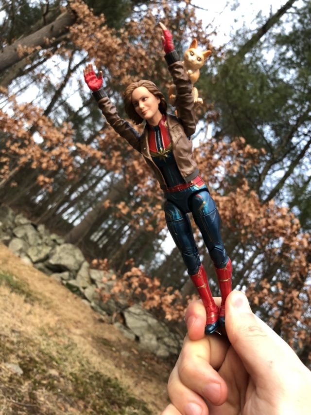 Captain Marvel 6" Figure Flying with Goose Cat