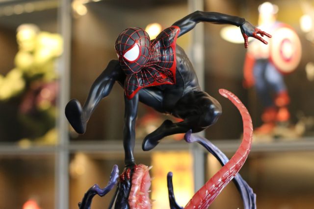 Sideshow Premium Format Figure Miles Morales Spider-Man Statue Side View