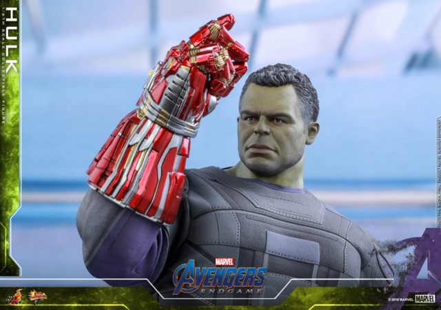 Hot Toys Endgame Hulk Doing Snap with Infinity Gauntlet Nano