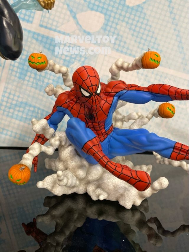 NY Toy Fair 2020 DST Spider-Man Marvel Gallery Statue Wall Mountable