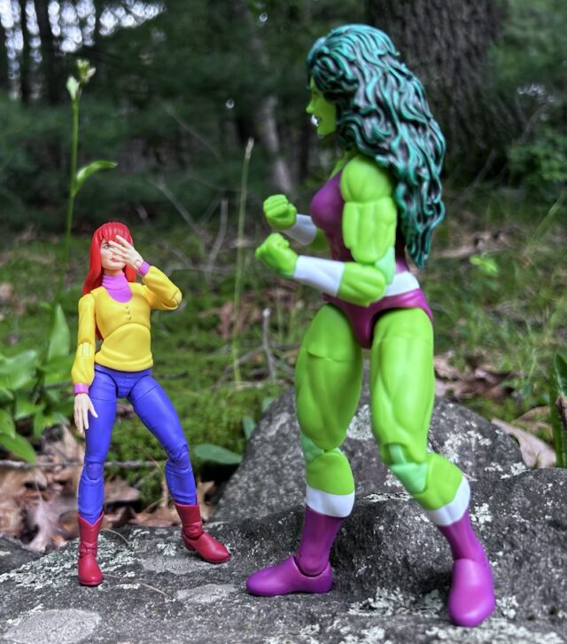 Comparação de tamanhos Marvel Legends 2024 Foto em escala de She-Hulk com Mary Jane