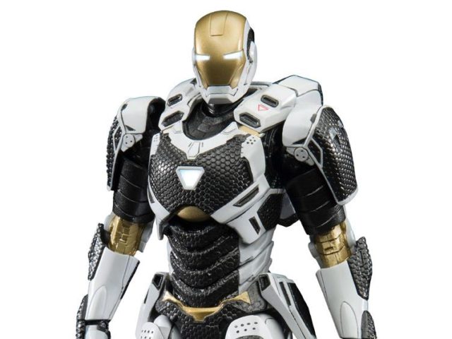 close-up-of-comicave-starboost-iron-man-figure
