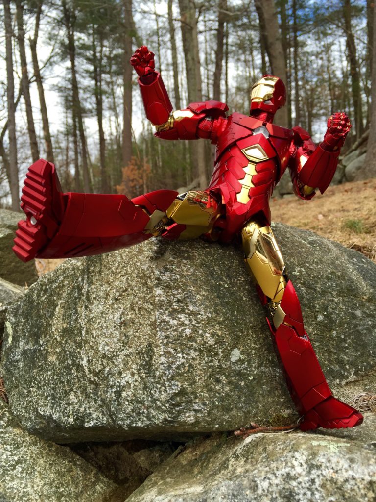 hot toys iron man sneaky